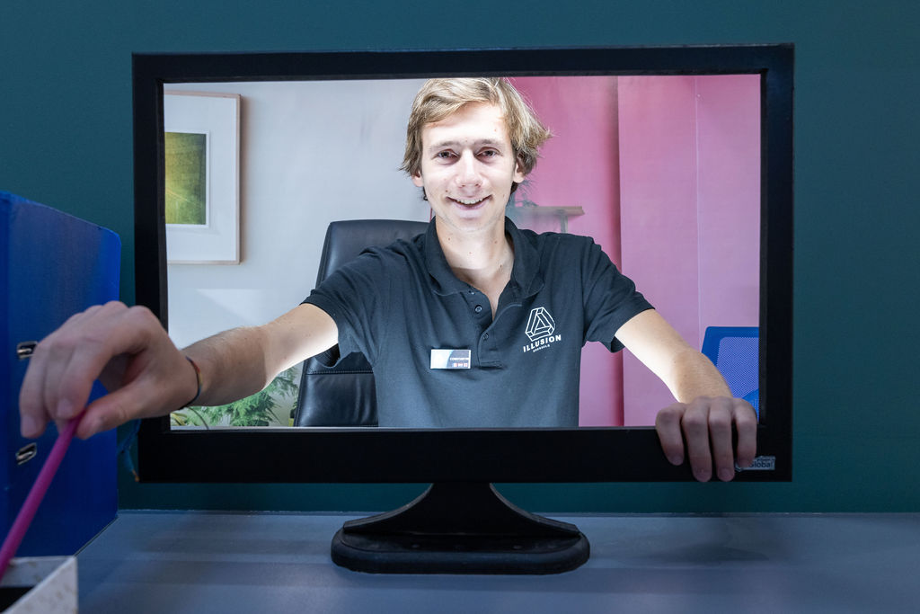 Enfants émerveillés par une exposition interactive à Illusion Brussels